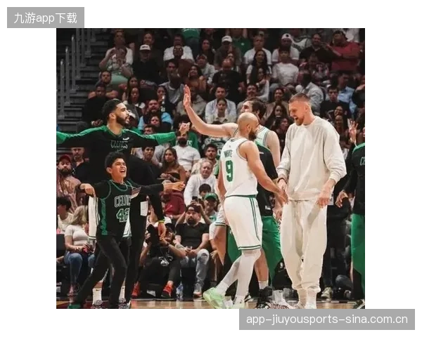 NBA凯尔特人快速转移球撕开防线，连续创造空位投篮